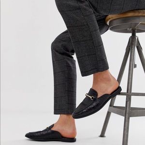 Backless mules in crocodile